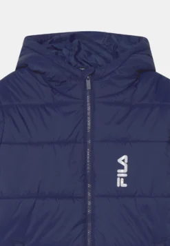 Fila Buniel Padded UnisexGiacca InvernaleMedieval Blue Bambini Abbigliamento Outwear 1FI26L00J-K11 -Negozio al dettaglio Fila 03f972570e0d497eb4d45f615be2ae59 scaled