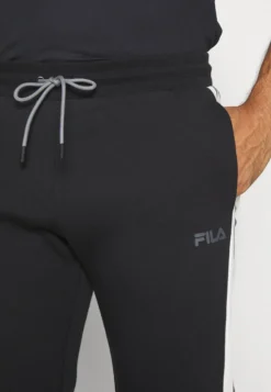 Fila MarekPantaloni SportiviBlack Uomo Abbigliamento 1FI42E038-Q11 -Negozio al dettaglio Fila 060fd11665254b64b0c30549e2bc8882 scaled