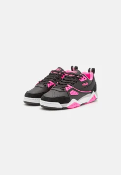 Fila Casim Sneakers BasseBlack/Sugar Plum Donna Scarpe 1FI11A0DA-Q11 -Negozio al dettaglio Fila 06da67bd36b24dfb8895f0223a1b44d1 scaled