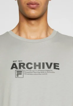 Fila Burbach TeeT-Shirt Con StampaUltimate Gray Uomo T-shirt E Polo 1FI22O076-C11 13 Fila Burbach TeeT-Shirt Con StampaUltimate Gray Uomo T-shirt E Polo 1FI22O076-C11 -Negozio al dettaglio Fila 06dd76e6e24a4a68a18d2c8829d9040e scaled