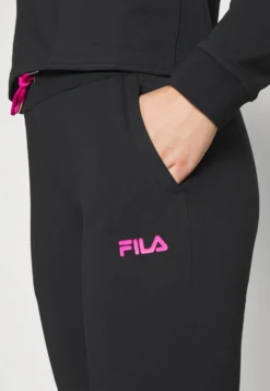 Fila MayPantaloni SportiviBlack Donna Abbigliamento 1FI41E04C-Q11 9 Fila MayPantaloni SportiviBlack Donna Abbigliamento 1FI41E04C-Q11 -Negozio al dettaglio Fila 06f83ce4c84f4537a9935efac476b957 scaled