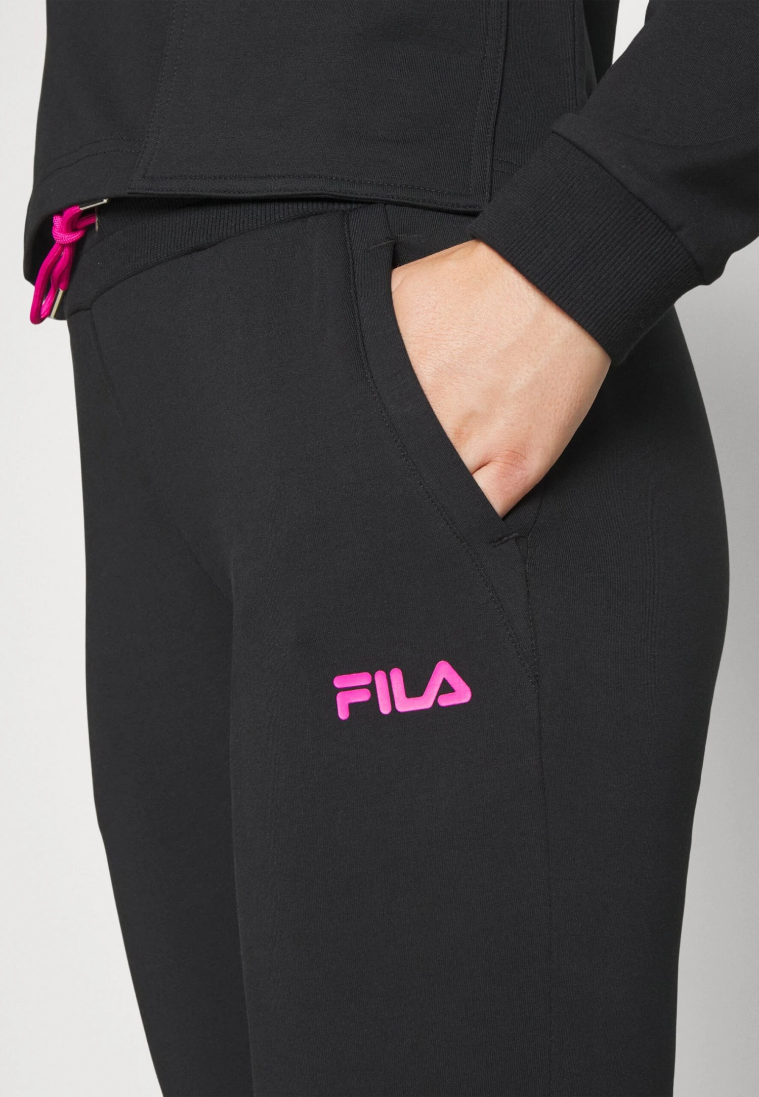 Fila MayPantaloni SportiviBlack Donna Abbigliamento 1FI41E04C-Q11 5 Fila MayPantaloni SportiviBlack Donna Abbigliamento 1FI41E04C-Q11 - immagine 5