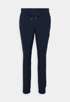 Fila Pants MarinaPantaloni SportiviNavy Donna Abbigliamento 1FI41E03J-K11 8 Fila Pants MarinaPantaloni SportiviNavy Donna Abbigliamento 1FI41E03J-K11 -Negozio al dettaglio Fila 07669e277a3c44eb9edf6cb80111929b scaled