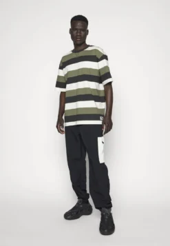 Fila Taichung Dropped Shoulder TeeT-Shirt Con StampaOlive Night Uomo T-shirt E Polo 1FI22O074-N11 -Negozio al dettaglio Fila 0915dd404db14dd49d815a01e4fce31d scaled