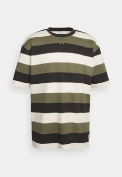 Fila Taichung Dropped Shoulder TeeT-Shirt Con StampaOlive Night Uomo T-shirt E Polo 1FI22O074-N11 -Negozio al dettaglio Fila 0b61cf76deb943f3bff56d5111281d8a scaled