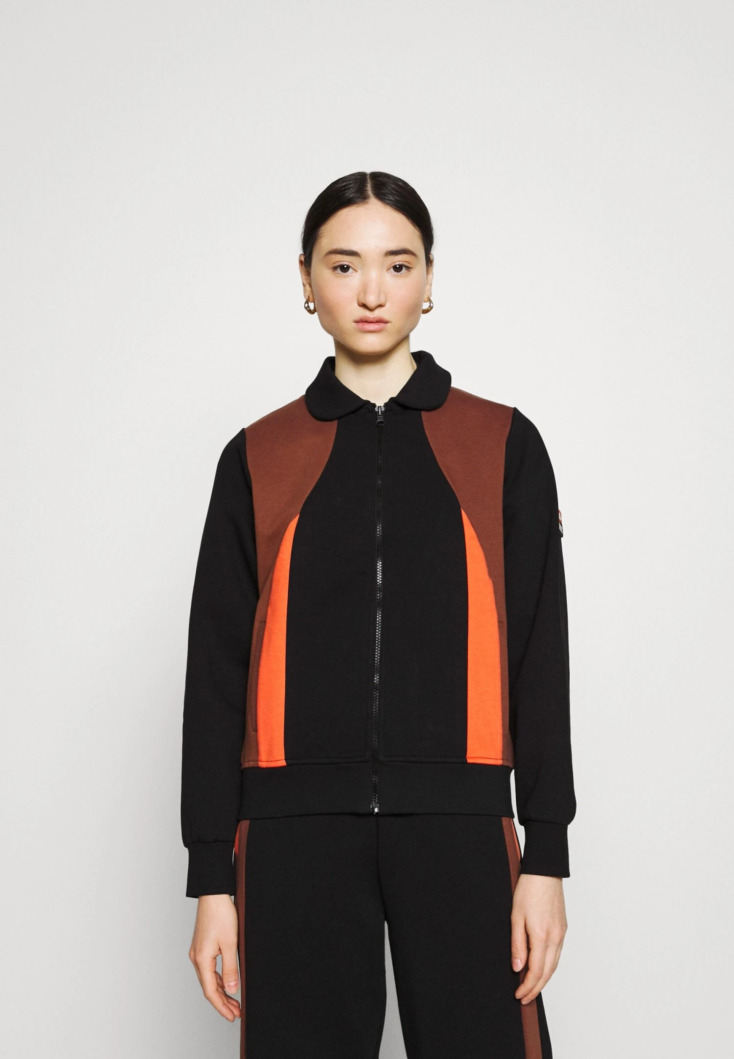 Fila Evonne Track SuitFelpa Con ZipBlack Beauty/Potting Soil Donna Felpe 1FI21G014-Q11 1 Fila Evonne Track SuitFelpa Con ZipBlack Beauty/Potting Soil Donna Felpe 1FI21G014-Q11