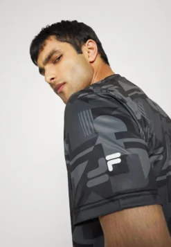 Fila Recanti Regular TeeT-Shirt Con StampaBlack Beauty Uomo Abbigliamento 1FI42D03H-Q11 -Negozio al dettaglio Fila 0e1330fdec9b4e84a54fd09ba5756515 scaled