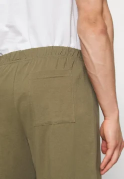 Fila Man Pyjamas - Pigiama - White/Military -Negozio al dettaglio Fila 0eb296a2fb3541c3924d11b59253a9c3 scaled