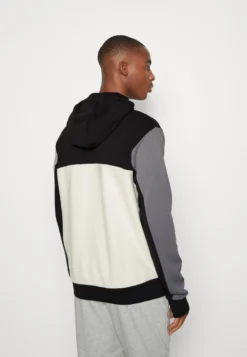 Fila Rabaul Hooded Slim Fit Track JacketGiacca SportivaMoonless Night/Night Owl/Egret Uomo Abbigliamento 1FI42F01A-K12 -Negozio al dettaglio Fila 0fe3a8747a7d40fcb65f6333c547beb7 scaled