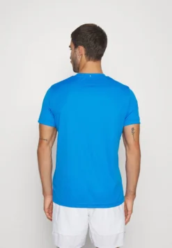 Fila Logo SmallT-Shirt BasicSimply Blue Uomo T-shirt E Polo 1FI42D03V-K14 -Negozio al dettaglio Fila 122a73c81142407ea312060da04d552c scaled