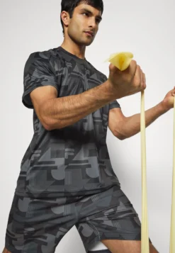 Fila Recanti Regular TeeT-Shirt Con StampaBlack Beauty Uomo Abbigliamento 1FI42D03H-Q11 -Negozio al dettaglio Fila 12ab4a74a7f842c990206242c91b5859 scaled