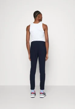 Fila Pants MarinaPantaloni SportiviNavy Donna Abbigliamento 1FI41E03J-K11 7 Fila Pants MarinaPantaloni SportiviNavy Donna Abbigliamento 1FI41E03J-K11 -Negozio al dettaglio Fila 12abd3a123554b2982620c9b175ea155 scaled