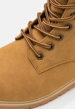 Fila Maverick Mid UnisexStivaletti StringatiChipmunk Uomo Scarpe 1FI15N00E-O11 -Negozio al dettaglio Fila 12ce0c9b91ef46a5bc4b6baec63e1308 scaled