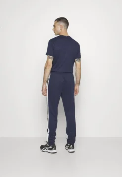 Fila Pants LioPantaloni SportiviNavy Uomo Pantaloni 1FI42E039-K11 -Negozio al dettaglio Fila 140daa48c20a41258b93026fda52113e scaled