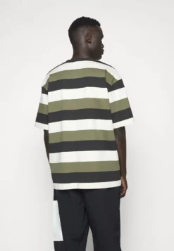 Fila Taichung Dropped Shoulder TeeT-Shirt Con StampaOlive Night Uomo T-shirt E Polo 1FI22O074-N11 -Negozio al dettaglio Fila 156c30e4640f4e85a22e5d35b3613e87 scaled