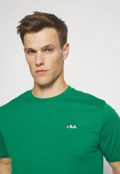 Fila Berloz Tee UnisexT-Shirt BasicVerdant Green Uomo T-shirt E Polo 1FI22O06S-M12 -Negozio al dettaglio Fila 1cb0095b444142ab8fc1bc071d696706 scaled