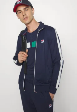 Fila Jacket ElianGiacca SportivaNavy Uomo Abbigliamento 1FI42F01T-K11 -Negozio al dettaglio Fila 1da610c3ce69447c810c2121db69cbd3 scaled