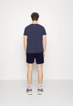 Fila StephanPantaloncini SportiviNavy Uomo Abbigliamento 1FI42E000-K13 7 Fila StephanPantaloncini SportiviNavy Uomo Abbigliamento 1FI42E000-K13 -Negozio al dettaglio Fila 1df0b7f8632a4080a8a36fd7dbbfd92f scaled