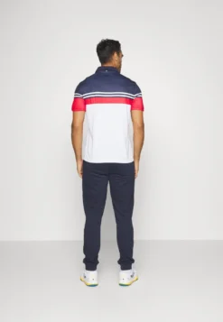 Fila PaulPoloWhite/Red Uomo Abbigliamento 1FI42D04K-A12 -Negozio al dettaglio Fila 1f00d8e991f9493790acd3cc9466afce scaled