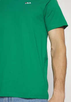 Fila Berloz Tee UnisexT-Shirt BasicVerdant Green Uomo T-shirt E Polo 1FI22O06S-M12 -Negozio al dettaglio Fila 1fd455113df84f1582a3868e12f35de3 scaled