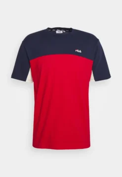 Fila Baunatal TeeT-Shirt Con StampaBlack Iris/True Red Uomo T-shirt E Polo 1FI22O077-K11 -Negozio al dettaglio Fila 1fdc9e8dbc234b21891ff745629035dd scaled