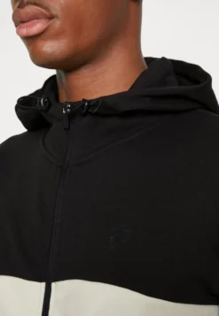 Fila Rabaul Hooded Slim Fit Track JacketGiacca SportivaMoonless Night/Night Owl/Egret Uomo Abbigliamento 1FI42F01A-K12 -Negozio al dettaglio Fila 1feaa3e9594e4cbea5cbd3fe81a905f4 scaled