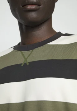 Fila Taichung Dropped Shoulder TeeT-Shirt Con StampaOlive Night Uomo T-shirt E Polo 1FI22O074-N11 -Negozio al dettaglio Fila 21ce0eba0ab84f08a162e49b55c11e06 scaled