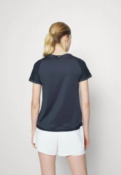 Fila JohannaT-Shirt BasicPeacoat Blue Donna Abbigliamento 1FI41D03C-K11 10 Fila JohannaT-Shirt BasicPeacoat Blue Donna Abbigliamento 1FI41D03C-K11 -Negozio al dettaglio Fila 21d043b7918e4d1b9c683e1207a63a30 scaled