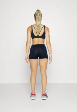 Fila Ballpant BellaCollantNavy Donna Abbigliamento 1FI41E007-K12 -Negozio al dettaglio Fila 21dda9bf44174ff0af89bbcb7b6e3de5 scaled