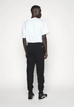 Fila Balbronn PantsPantaloni SportiviBlack Uomo Pantaloni 1FI22E03W-Q11 -Negozio al dettaglio Fila 21fbef122fa24e6b89b476b681fe14c7 scaled