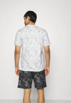 Fila Recanti Regular TeeT-Shirt Con StampaWhite Uomo T-shirt E Polo 1FI42D03H-A11 -Negozio al dettaglio Fila 23659c8c7f814f15ac99982402033d17 scaled