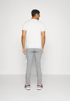 Fila MarekPantaloni SportiviDark Grey Melange Uomo Abbigliamento 1FI42E038-C11 -Negozio al dettaglio Fila 2427e4d0e7e04f3fbe53b808011cb888 scaled