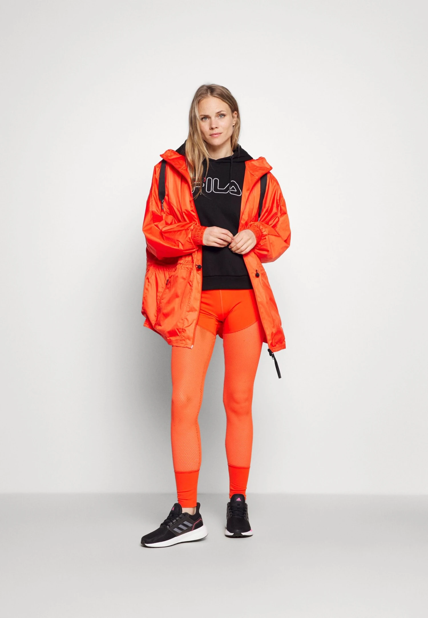 Fila Larkin HoodyFelpa Con CappuccioBlack Donna Abbigliamento 1FI41G00J-Q11 2 Fila Larkin HoodyFelpa Con CappuccioBlack Donna Abbigliamento 1FI41G00J-Q11 - immagine 2