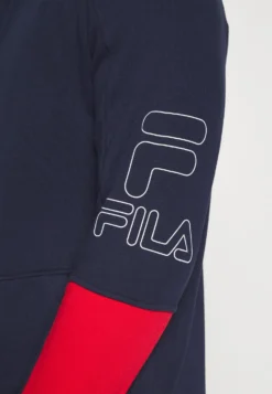 Fila Hoody HayoFelpa Con CappuccioNavy/Red Uomo Maglieria E Felpe 1FI42G02C-K11 -Negozio al dettaglio Fila 24a26264513f433c97fc084128992e51 scaled