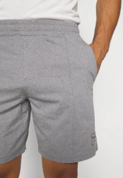Fila DannyPantaloncini SportiviDark Grey Melange Uomo Abbigliamento 1FI42E037-C11 -Negozio al dettaglio Fila 2541426aa5914b16b8d1126bcc1110ae scaled