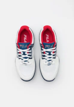 Fila Scarpe Da Tennis Per Tutte Le SuperficiWhite Uomo Scarpe 1FI42A01T-A11 -Negozio al dettaglio Fila 257b933c472c40dbba6d1f6e3e789f88 scaled