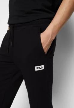 Fila Biorine PantsPantaloni SportiviBlack Beauty Uomo Pantaloni Sportivi E Joggers 1FI22E02L-Q12 -Negozio al dettaglio Fila 262726b354bd4ff192b2ec7257f6769e scaled