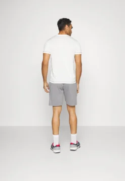 Fila DannyPantaloncini SportiviDark Grey Melange Uomo Abbigliamento 1FI42E037-C11 -Negozio al dettaglio Fila 26789178af9e4b00b161938b4943bb68 scaled