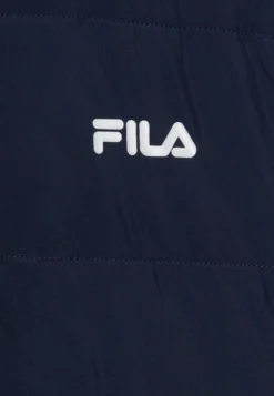 Fila Berghuelen Teens UnisexGiacca InvernaleBlack Iris Bambini Abbigliamento Outwear 1FI26L00S-K11 -Negozio al dettaglio Fila 28e7bf642af84b90bb4409cd0469b832 scaled