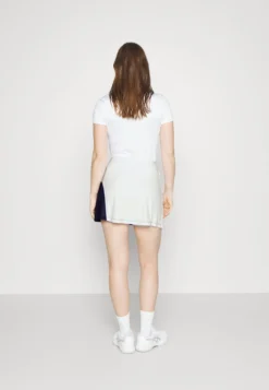 Fila Skort MichiGonna SportivoWhite/Navy Donna Abbigliamento 1FI41M012-A11 -Negozio al dettaglio Fila 2bd6539d9be547acbed47af1fa7cee3b scaled