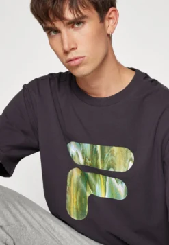 Fila Croix Tee UnisexT-Shirt Con StampaPhantom Donna T-shirt E Top 1FI21001A-Q11 -Negozio al dettaglio Fila 2bfcfa1a131a4ab89ae4b487962dedfd scaled