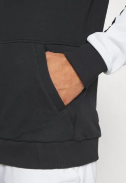 Fila Hoody HayoFelpa Con CappuccioBlack/White Uomo Maglieria E Felpe 1FI42G02C-Q11 -Negozio al dettaglio Fila 2d982f8ac1e34ec0965bc76eb3338e96 scaled