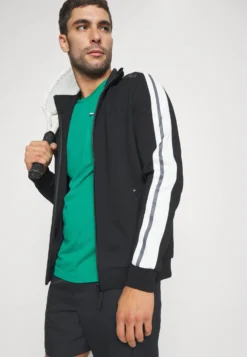 Fila NeilFelpa Con ZipBlack Uomo Maglieria E Felpe 1FI42F01R-Q11 -Negozio al dettaglio Fila 2de6f77aa496475e9cc49500f2f4591e scaled