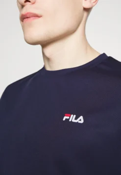 Fila Logo Small - T-Shirt Basic - Navy -Negozio al dettaglio Fila 30ebff8e0d044416b59d0eeabee7acb6 scaled