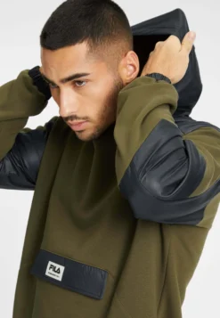 Fila ToubaFelpa Con CappuccioOlivegrün Uomo Maglieria E Felpe 1FI22S07N-N11 -Negozio al dettaglio Fila 324a2246b76a456a88563cebdf40da10 scaled