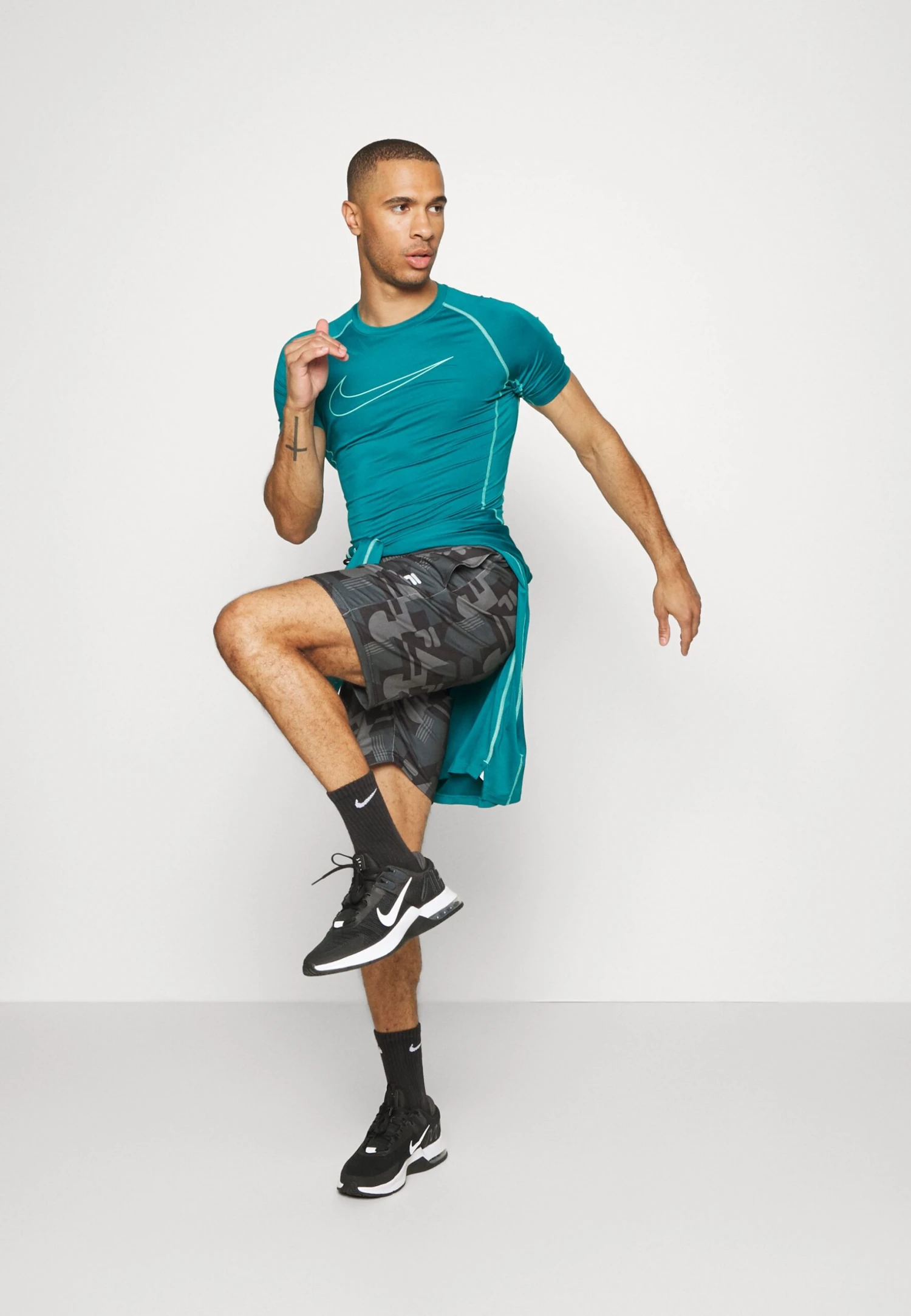 Fila Riwne Regular ShortsPantaloncini SportiviBlack Beauty React Uomo Abbigliamento 1FI42E01X-Q11 2 Fila Riwne Regular ShortsPantaloncini SportiviBlack Beauty React Uomo Abbigliamento 1FI42E01X-Q11 - immagine 2