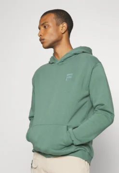 Fila Cavaillon UnisexFelpaDark Forest Donna Felpe 1FI210010-M11 -Negozio al dettaglio Fila 338c1221d65d4e59879c55fa2f1fcee7 scaled