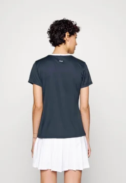 Fila LucyT-Shirt SportPeacoat Blue Donna Abbigliamento 1FI41D03I-K11 9 Fila LucyT-Shirt SportPeacoat Blue Donna Abbigliamento 1FI41D03I-K11 -Negozio al dettaglio Fila 3603753a289f4af9a4b77c0ea146a377 scaled