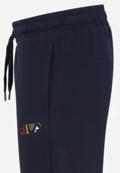 Fila Apparel Buswiller Pantaloni SportiviBlack Iris Uomo Pantaloni 1FI42E03G-K11 -Negozio al dettaglio Fila 367b94751b3146dd95fdbdccd4c41422 scaled