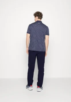 Fila Pants ProPantaloni SportiviNavy Uomo Abbigliamento 1FI42E016-K12 -Negozio al dettaglio Fila 36958704d78c4cce98f882314441ab6d scaled